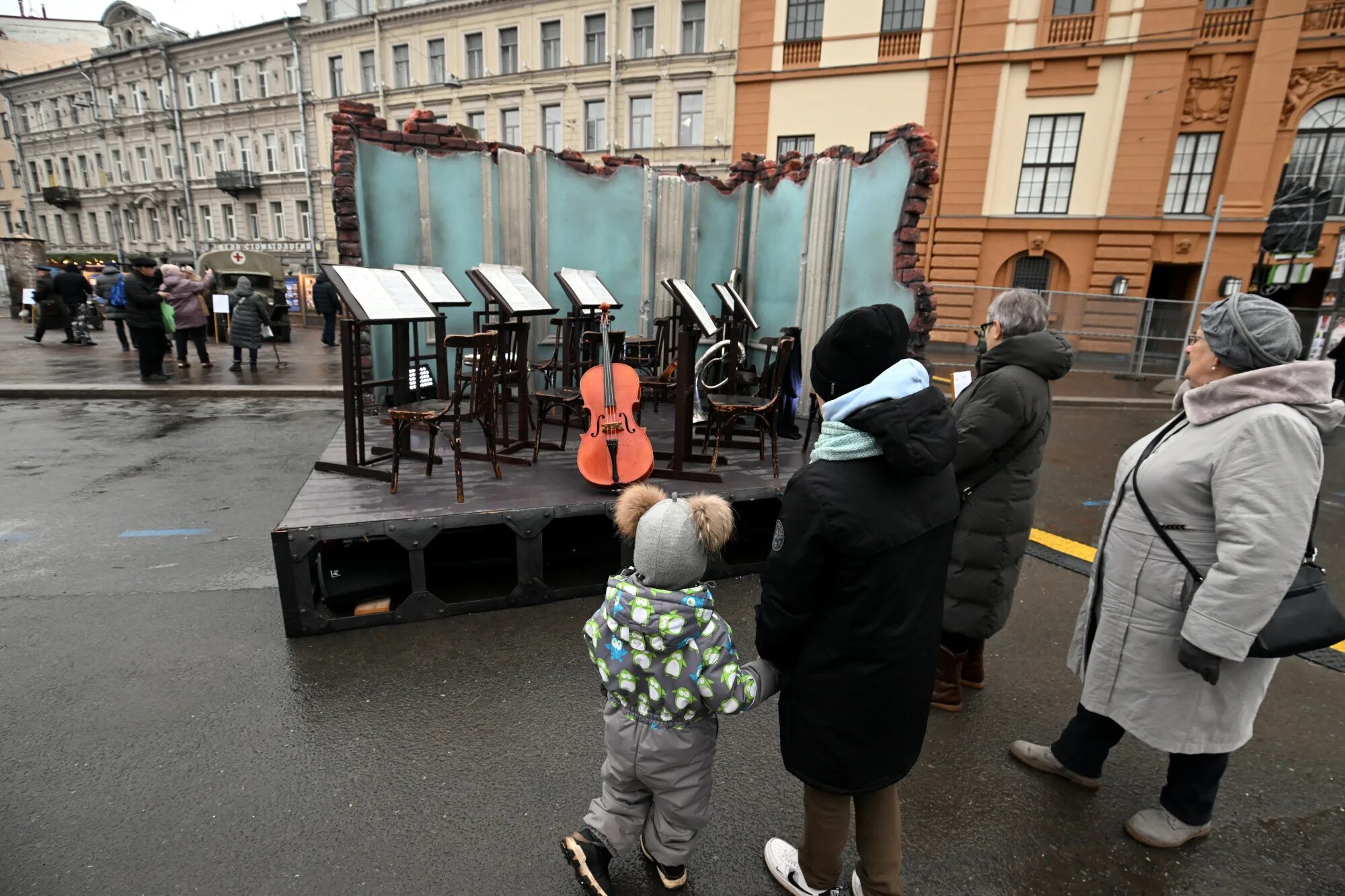 День живых улиц. Выставка блокада Ленинграда 2023 Манежная площадь. Выставка блокада Ленинграда на Манежной. Манежная площадь Санкт-Петербург блокада выставка. Манежная площадь инсталляция к блокаде СПБ.