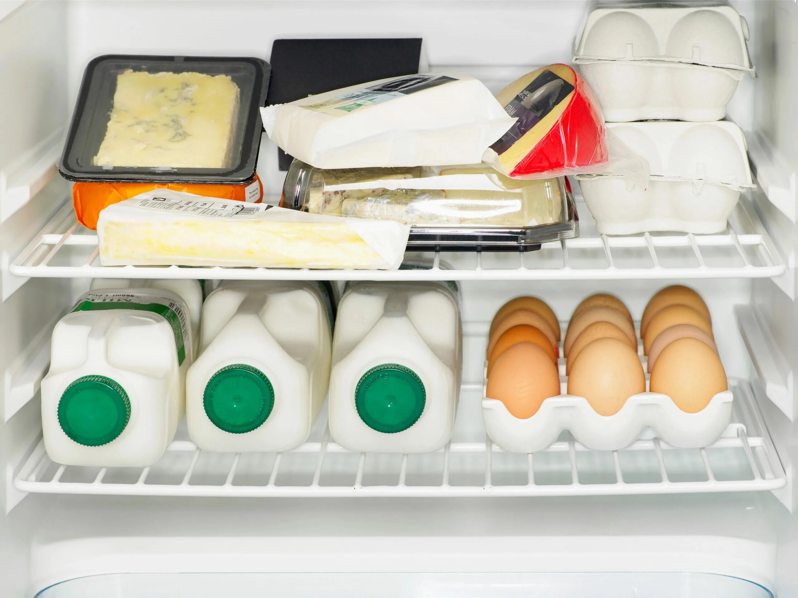 Как дольше сохранить свежий сыр. Хранение сыра в холодильнике. Холодильник с продуктами. Хранение кисломолочных продуктов. Хранение молочных продуктов в холодильнике.