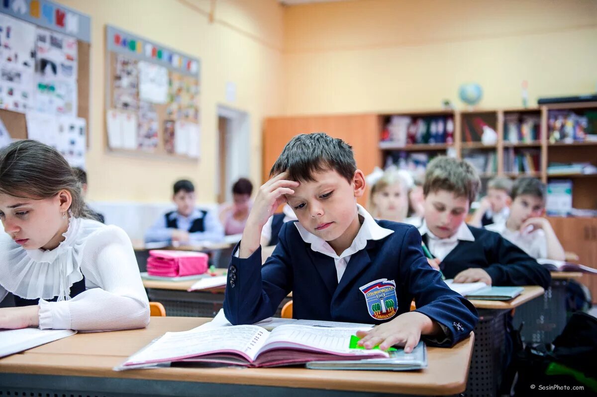 Начальное среднее образование. Ученики в школе. Урок в школе. Школьники за партой. Школьники в классе.