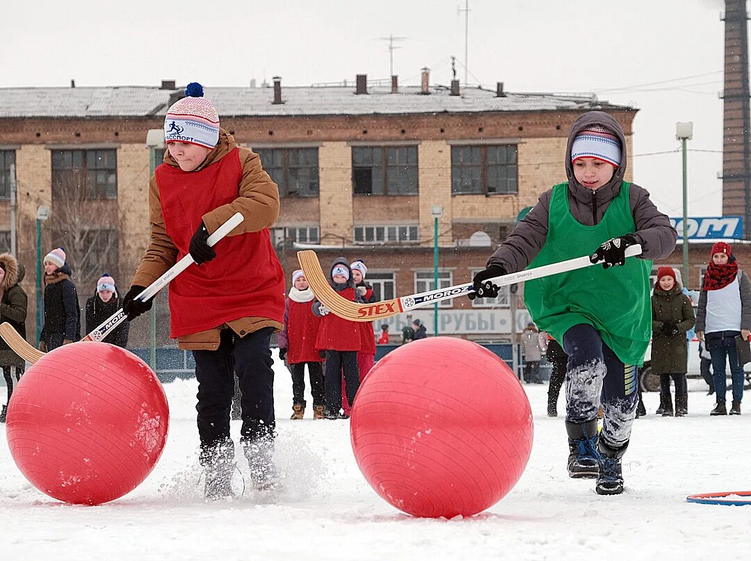 доклад на тему хоккей с мячом. спортивная зимняя эстафета на улице. зимние эстафеты для детей. зимние веселые старты в детском саду. доклад про хоккей с мячом.