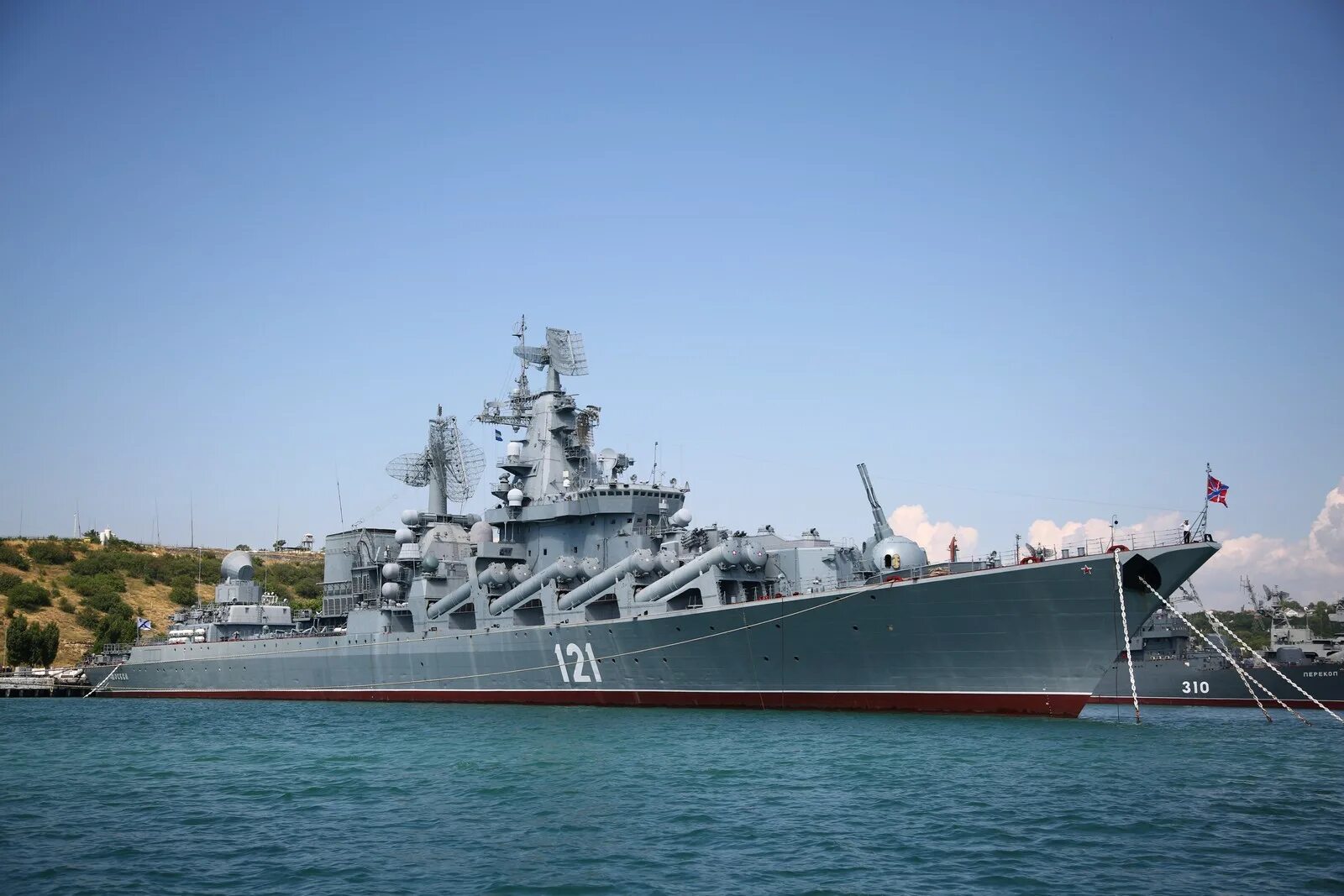 Крейсер москва будут. Москва ракетный крейсер севастополь. Крейсер 121 москва севастополь. Гвардейский ракетный крейсер черноморского флота "москва". Крейсер москва 1990.