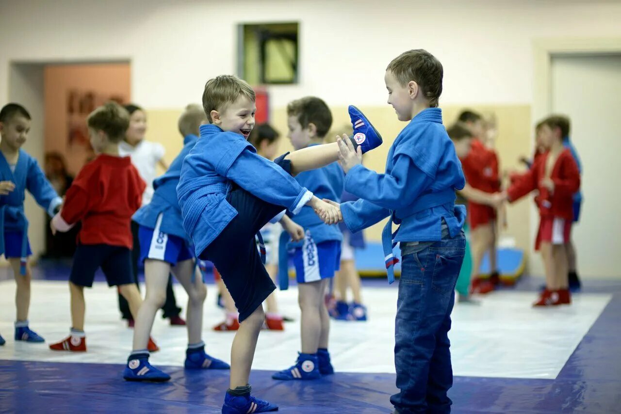 секции для детей 9-10 лет. бесплатные секции для детей в санкт петербурге. спортивные секции для детей. футбольная школа в гатчина. тхэквондо дети.