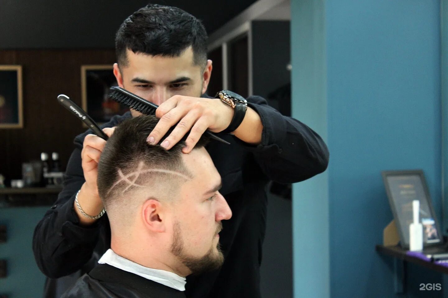 Barber com. Парикмахер мужской. Мужская стрижка в салоне. Парикмахер мужской стрижка. Парикмахерские прическа мужской.