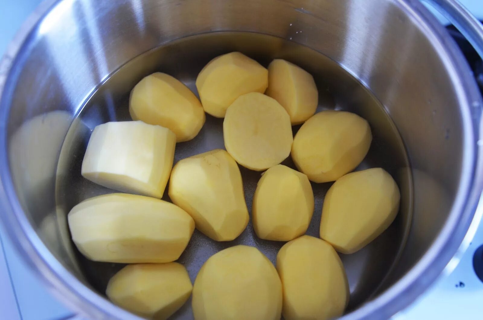 Варить картошку в горячей воде. Отварка картофеля. Картофель варится. Картофель в кастрюле. Отварить картофель.