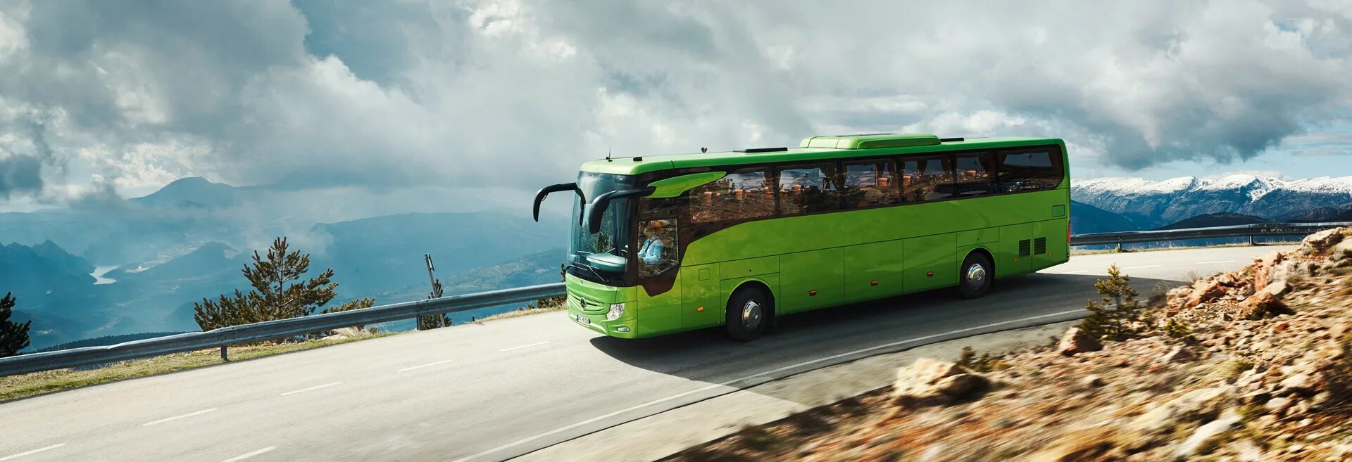 Автобус едет в горы. Mercedes-Benz Tourismo. Туристический автобус Мерседес Бенц. Туристский автобус. Красивый автобус.