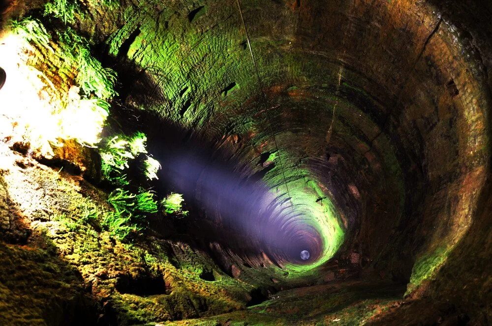 Шел в глубь. Колодец Вудингдин. Вудингдин самый глубокий колодец в мире. Кенигштайн колодец. Пещера вид сверху.