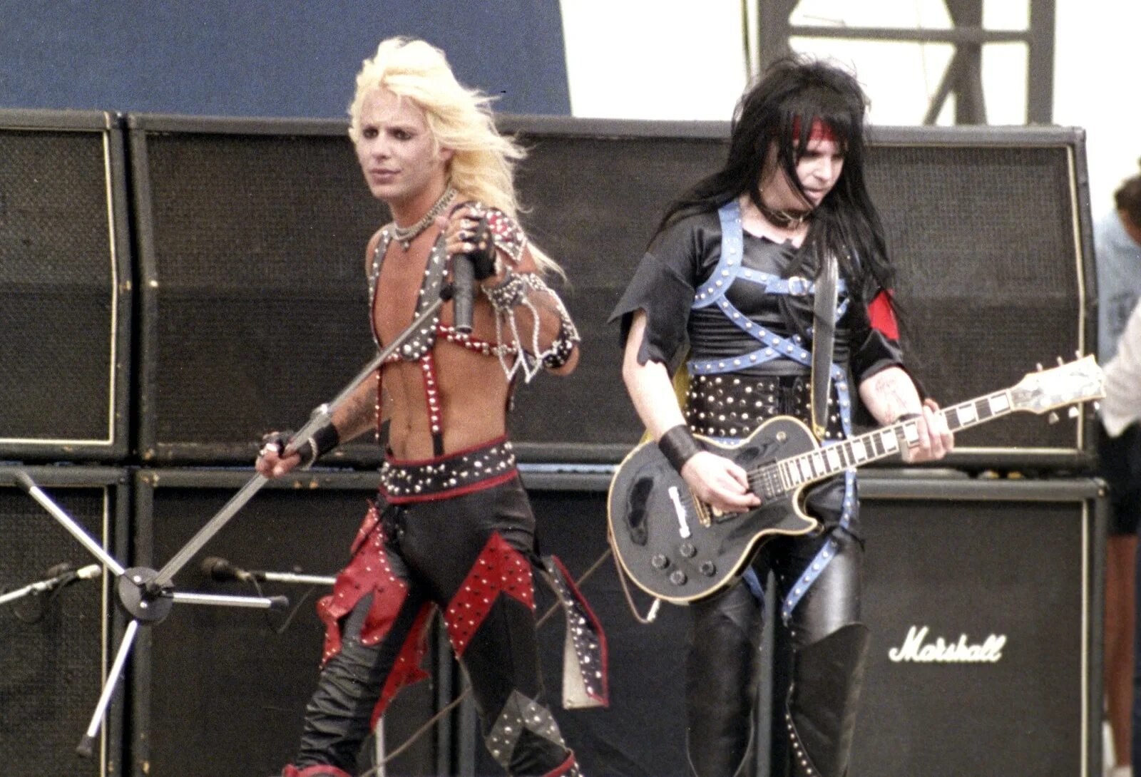 Motley crue carnival of sins 2005. Мотли крю группа. Концерт мотли крю. Motley crue. Барабанщик мотли крю.