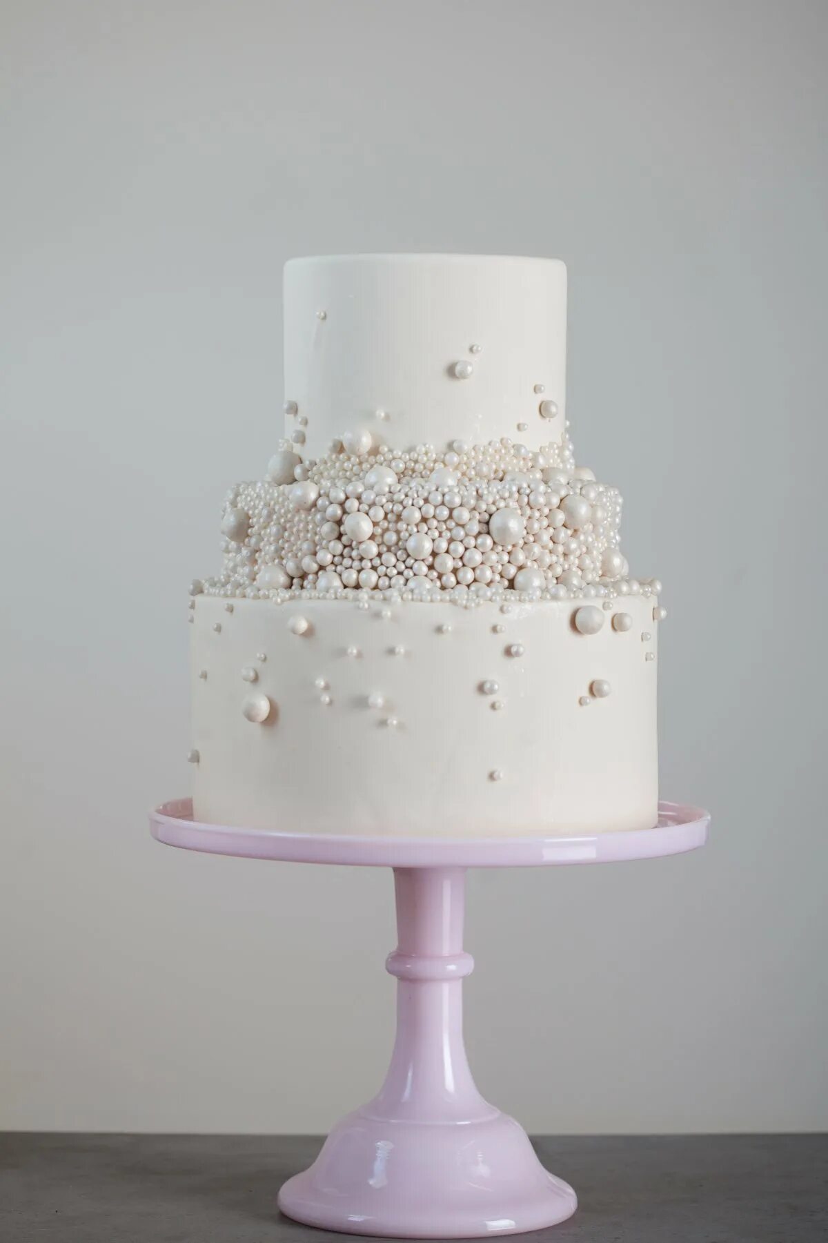 Торт с бусинками. Торт украшенный гипсофилой свадебный. Белый свадебный торт с гипсофилой. Белый торт с гипсофилой. Свадебный торт с гипсофилой один ярус.