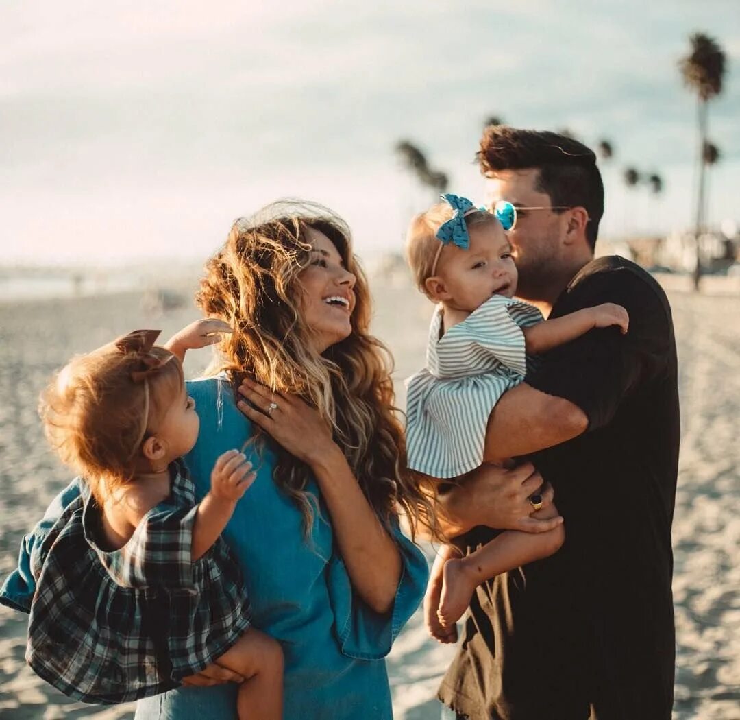 Татум и Окли Фишер по одному. Красивая семья. Красивые семейные фотосессии. Семья со счастливым ребёнком.