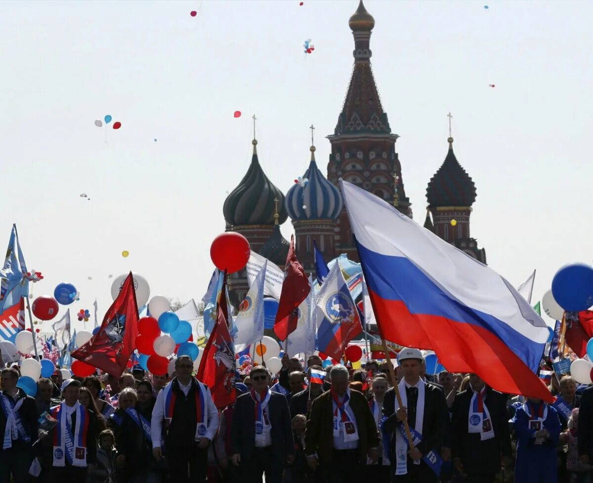 Флаг россии в москве. Первомое шествиме в Москве. Красная площадь праздник. Праздник на красной ПЛОЗАД. Демонстрации в России.