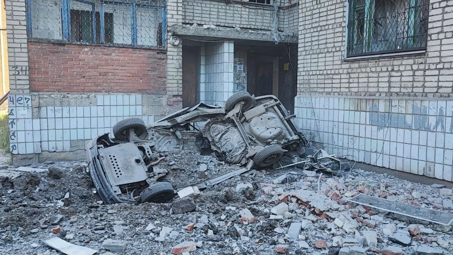 После утреннего обстрела. Многоэтажные дома в Луганске. Происшествие на трассе Горловка Ясиноватая 31.01. Ясиноватая обстрелы 2023.