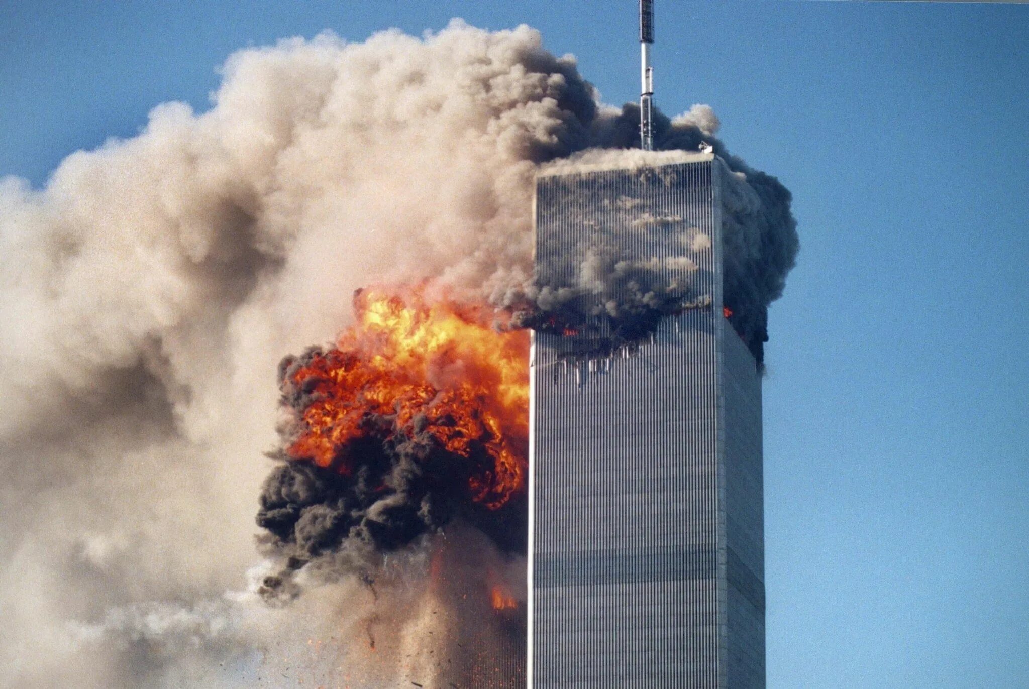 Башни-Близнецы теракт 11 сентября. 11 Сентября 2001 года террористическая атака на США. Горящие башни ВТЦ 11 сентября 2001 года.