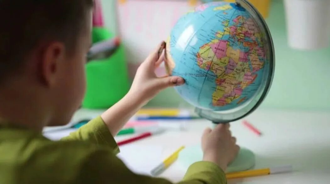 школьник с глобусом. глобус картинка для детей. глобус уроков. глобус модель земли 6 класс география. география.