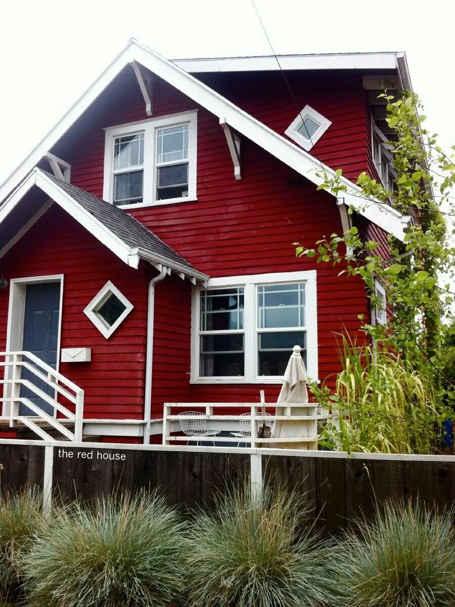 Какой краской лучше покрасить дом снаружи. Красный деревянный дом. Цвета деревянных домов. Фасады деревянных домов. Покрасить дом снаружи.