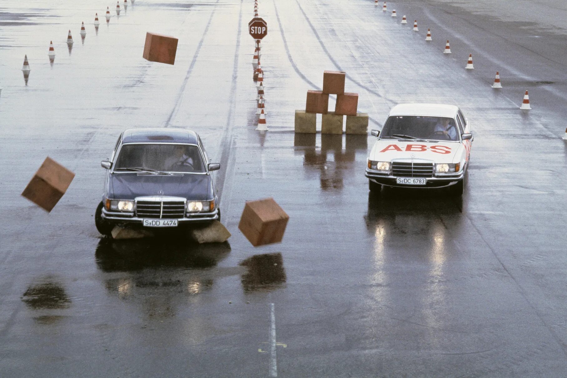 Mercedes Benz 1978. Автомобиль с АБС И без. Экстренное торможение. Торможение автомобиля.