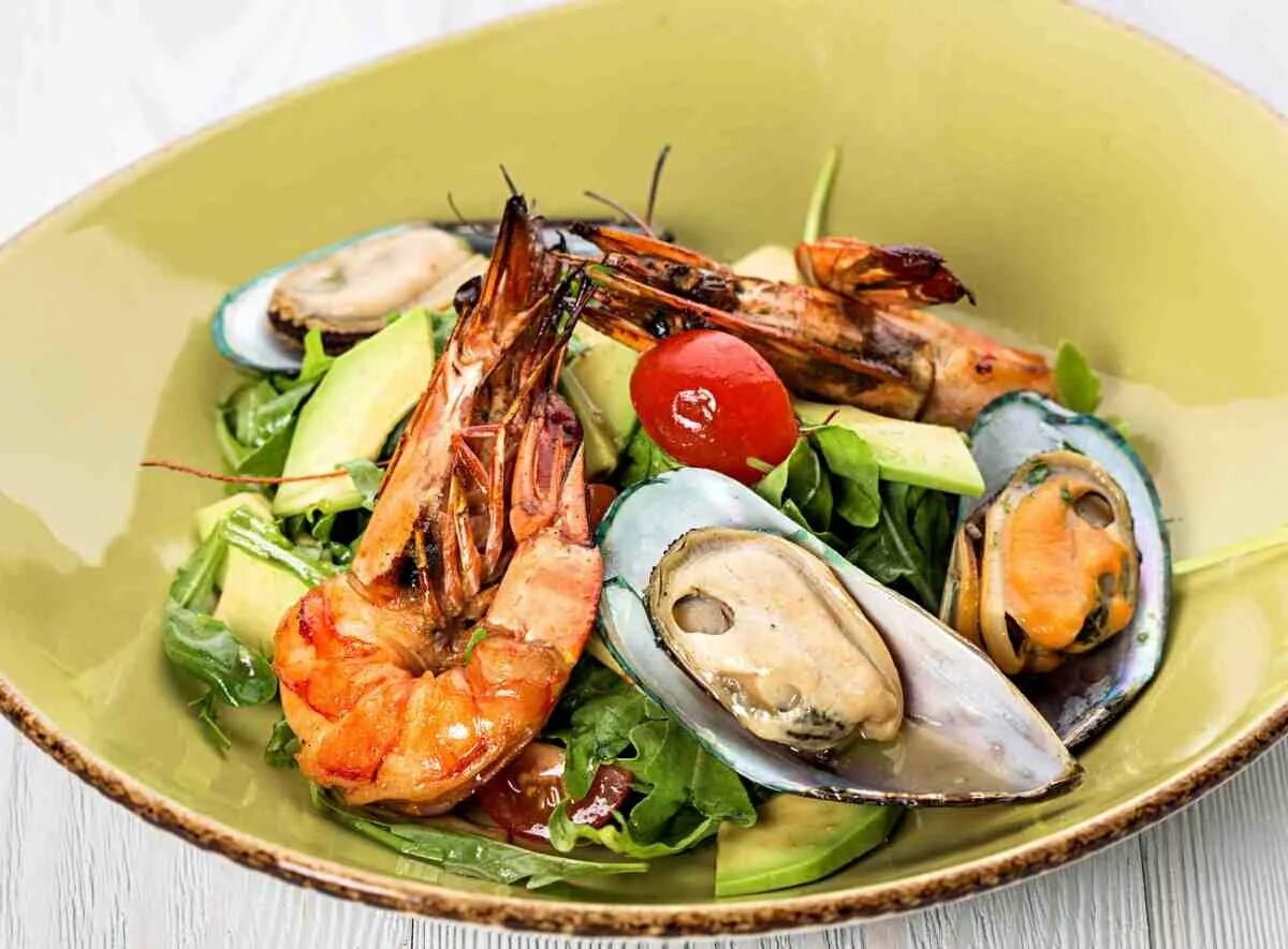 Можно ли в пост есть мидии креветки. Тарелка с морепродуктами. Морепродукты с овощами. Морепродукты с зеленью. Блюда средиземноморской кухни.