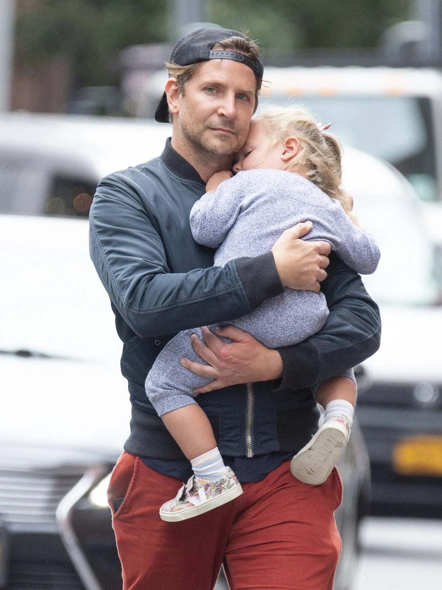 брэдли купер дочь. отец брэдли купера. брэдли купер и дочь лея. брэдли купер дочь. брэдли купер с дочкой 2020.