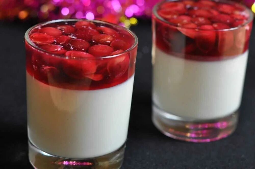 Клубничная панакота. Желейный десерт в креманках. Сметанное желе с клубникой. Сметанное желе. Сметанное желе с ягодами.