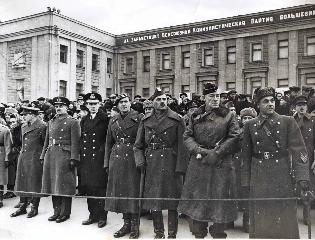 Парад 7 ноября 1941 года в Куйб. Парад в Куйбышеве 7 ноября 1941 года иностранные дипломаты. Куйбышев запасная столица парад. Запасная столица 1941 Куйбышев. Парад во время войны