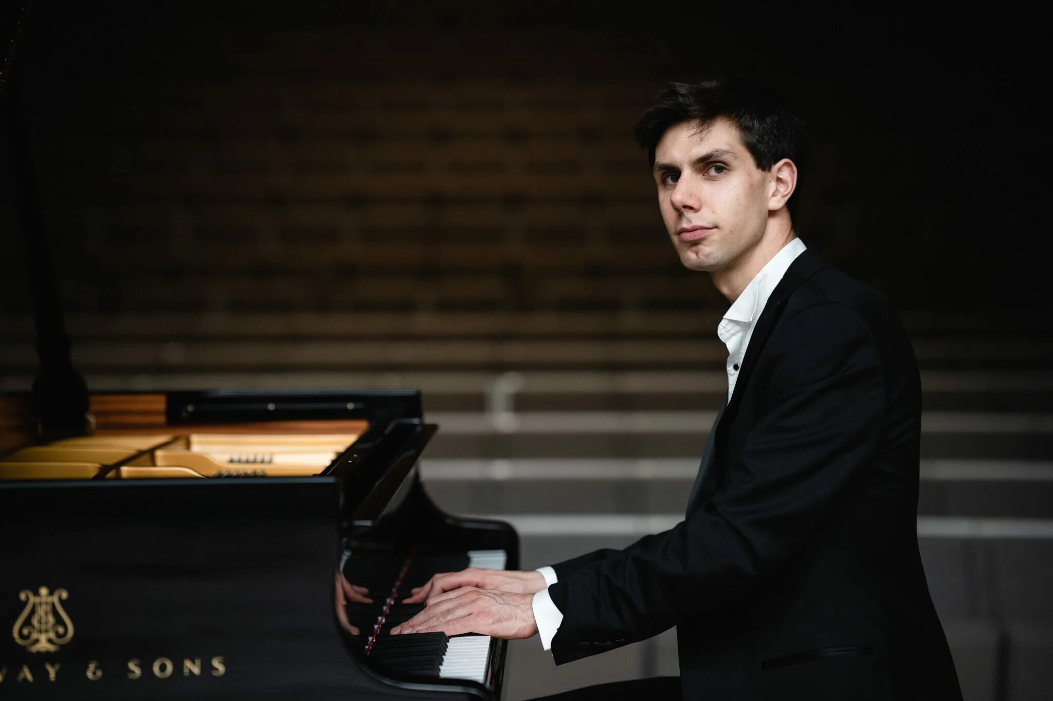 Концерт фортепиано. Мацуев денис цветы. Андрей гугнин фото. «концерт для актера с оркестром» вахтанговского. Концерты пианистов в москве.