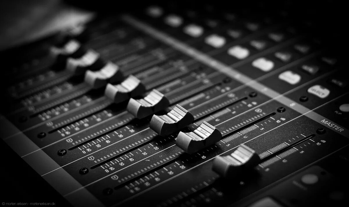 осколочки. кусочки разбитого стекла. музыка бить стекло. треснутое стекло. сломанный звук.