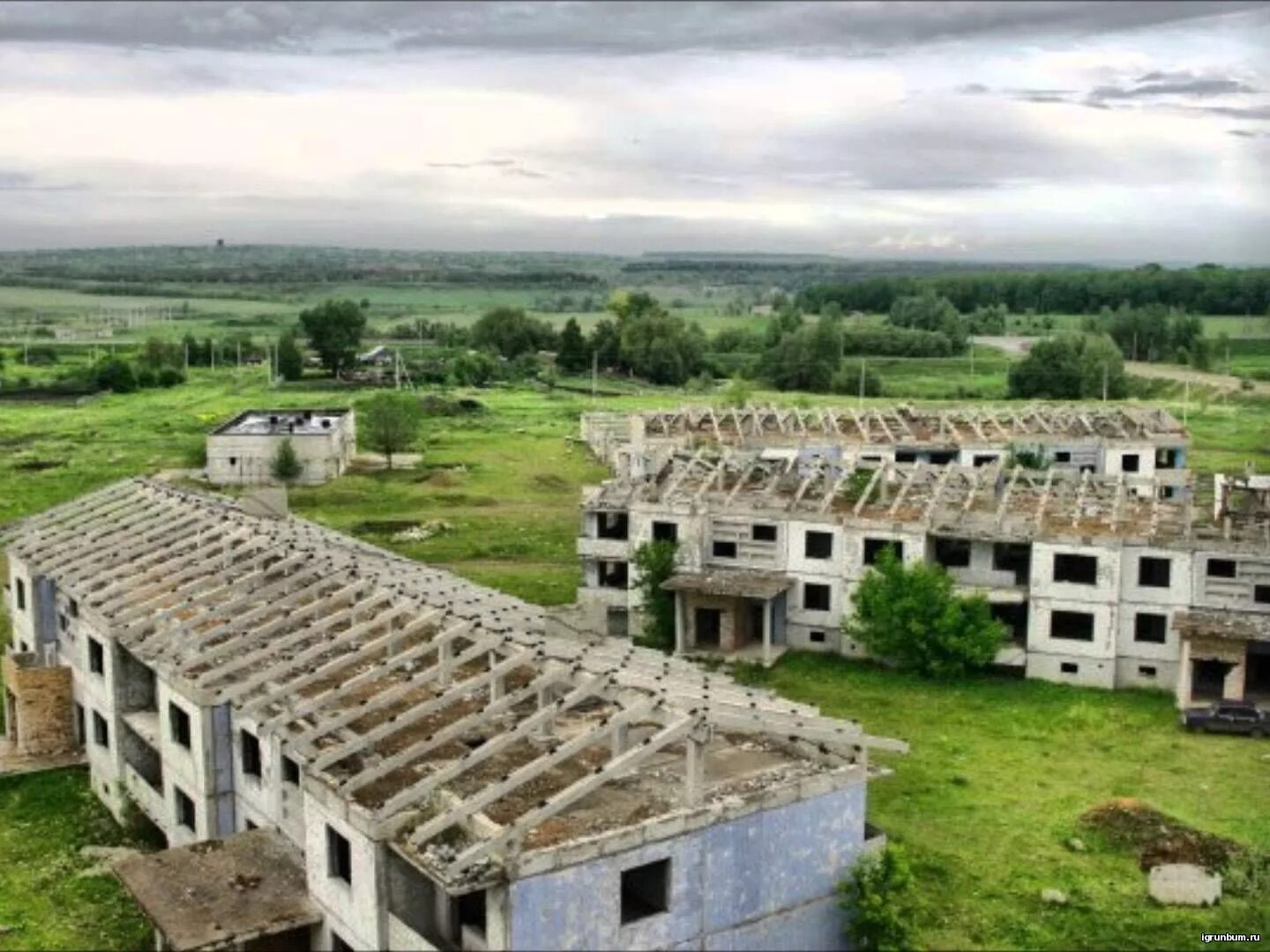 Разрушенный поселок. Поселок Водино. Водино Самарская. Заброшенные села Молдавия. Заброшенные города и деревни.