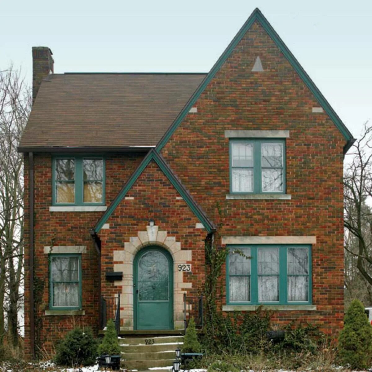 Стиль Тюдор (Tudor Revival Cottage). Тюдоровская архитектура Англии. Тюдоровский стиль в архитектуре Англии. Дом архитектура в английском Тюдор стиле темный кирпич.