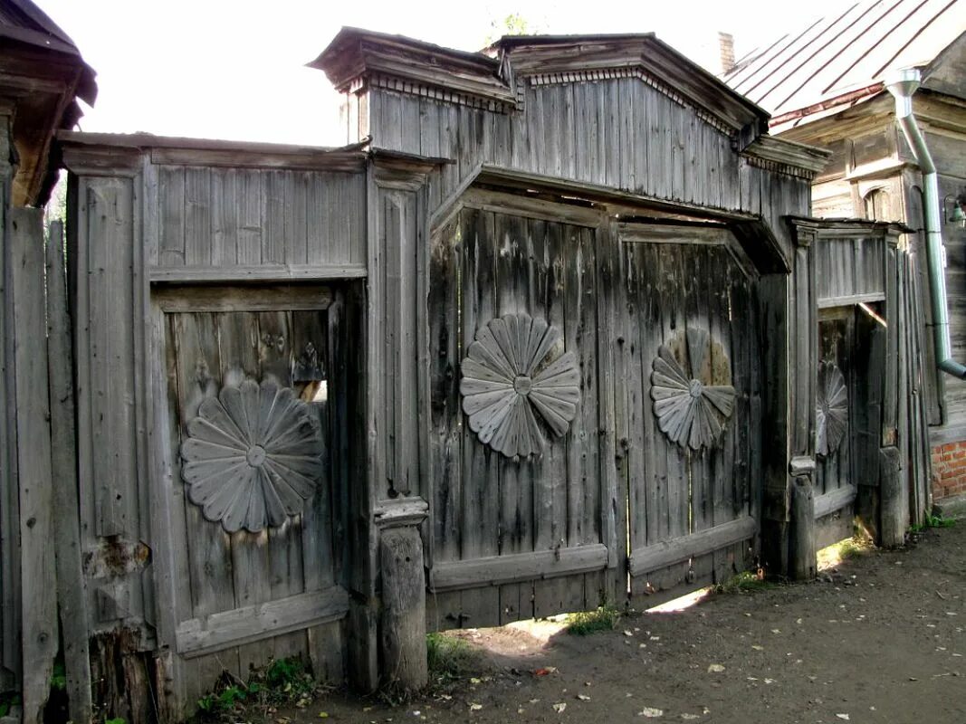 Заборы в торжке. Старые деревянные ворота. Ворота Деревенские деревянные. Старый забор. Старые жердяные ворота.