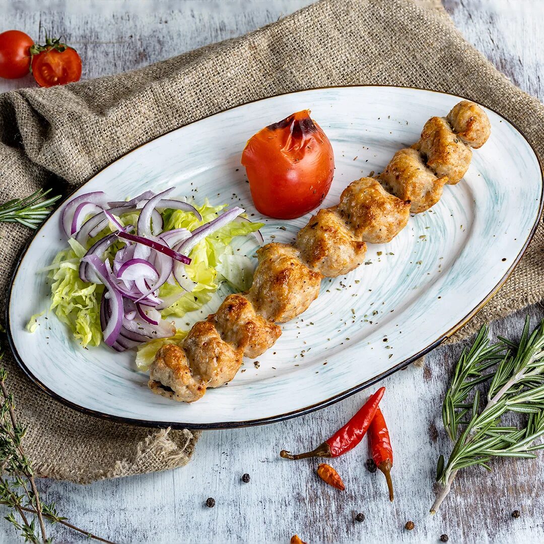 Домашний кебаб из курицы. Люля кебаб. Кебаб из курицы. Люля из курицы. Блюдо люля кебаб.