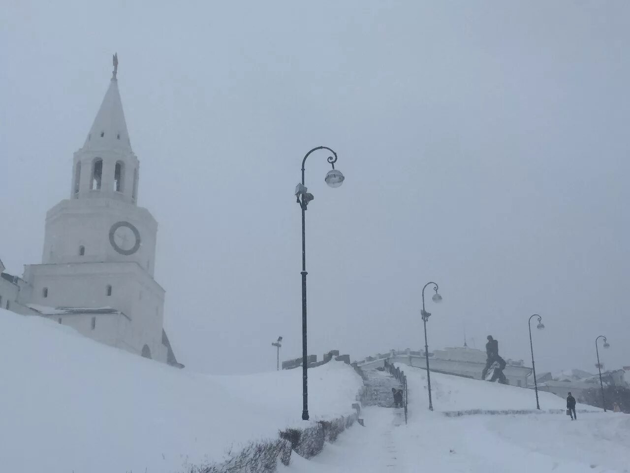 Погода в казани сегодня. Трасса казань замело. Метель в казани. Метель казань. Погодные условия в татарстане сейчас.