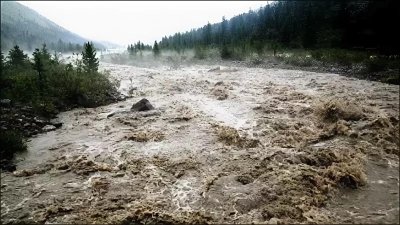 Временный поток смеси воды и обломков. Алатау селевые потоки.