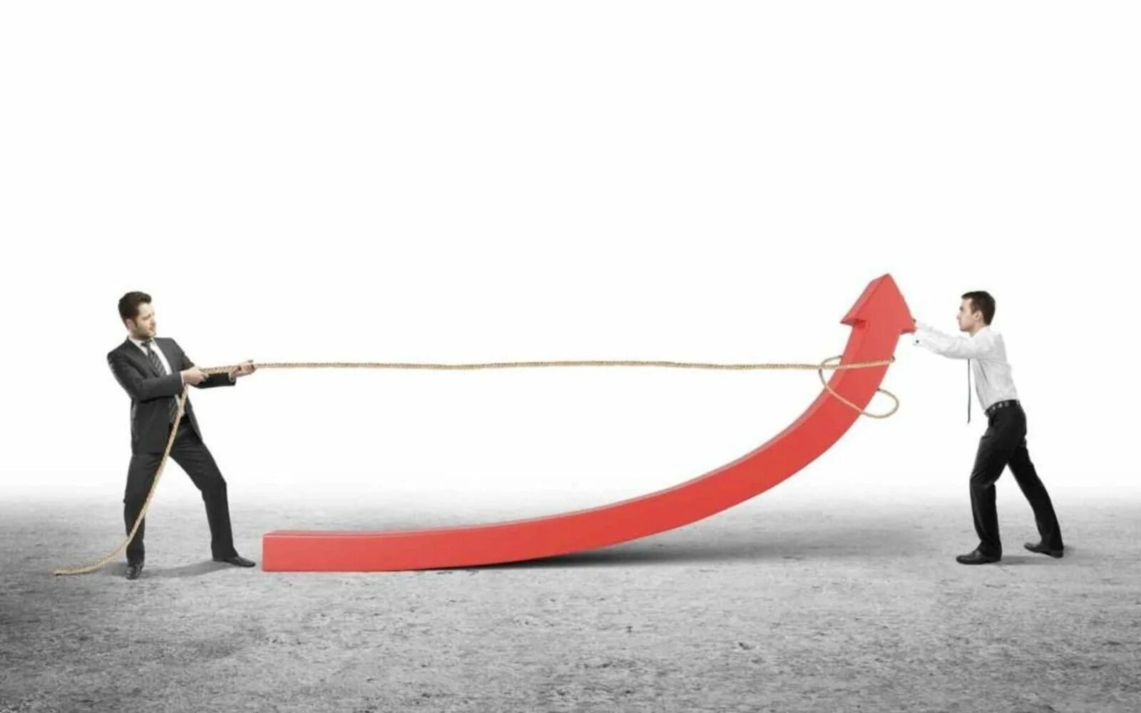 Женщина главная в семье. Волевой человек. Соперничество женщин. Перетягивание каната. Мужчина с веревкой.