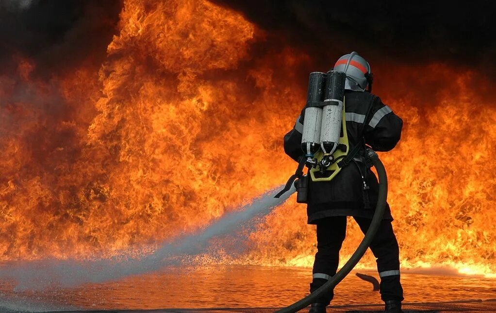 Пожарник. Фото пожарных. Пожарный в огне. Работа пожарных.