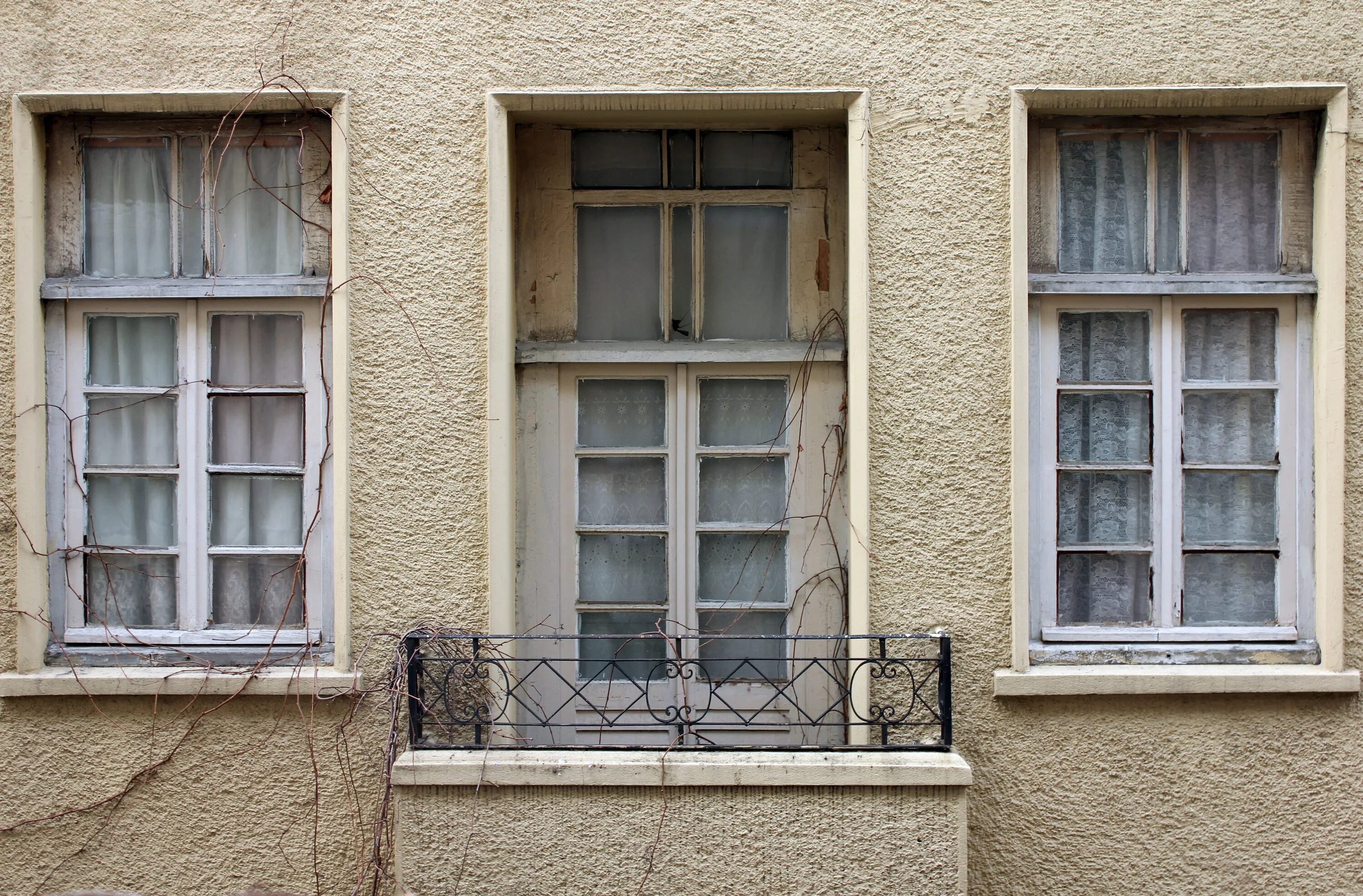 По разные стороны улицы. Окна на фасаде. Дом окон. Фасад здания с окнами. У окна.