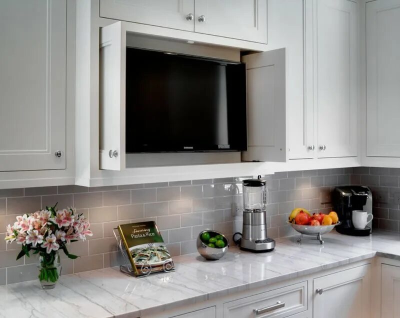 Маленький телевизор на кухню. Встраиваемый телевизор для кухни. Телевизор в интерьере кухни. Кухня с телевизором на стене.