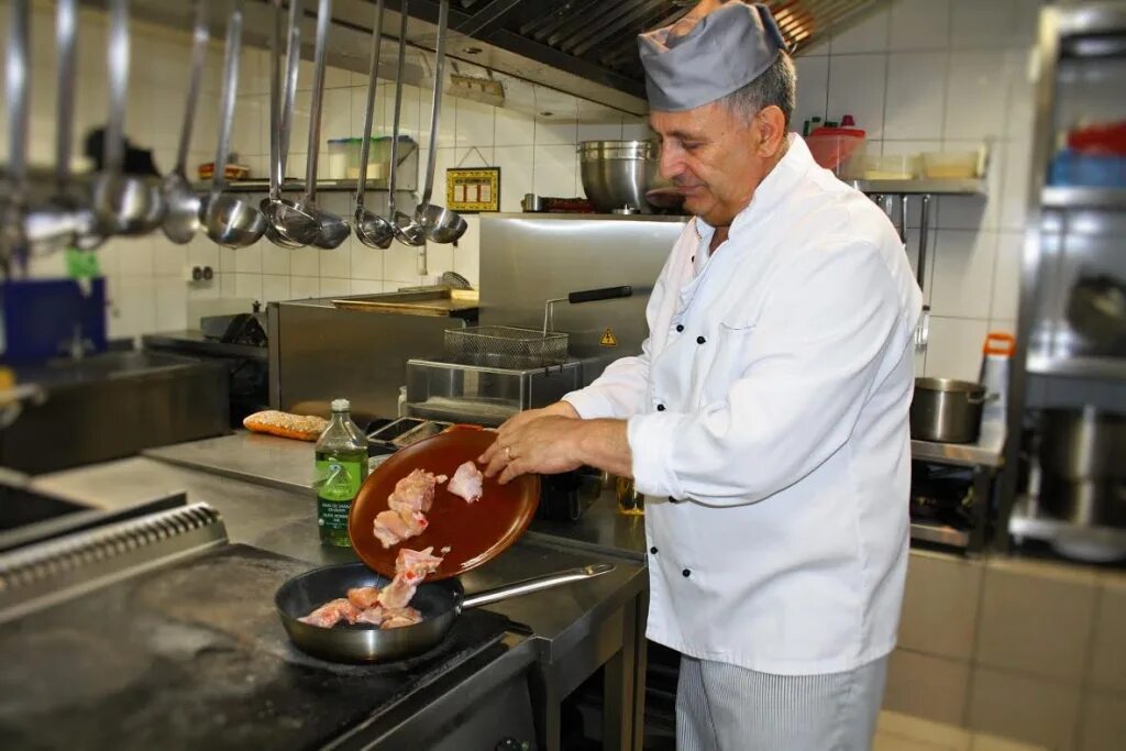 Грузинские повара известные. Повар грузинской кухни. Шеф повар алик мкртчян. Повара грузии. Повар грузинской кухни.