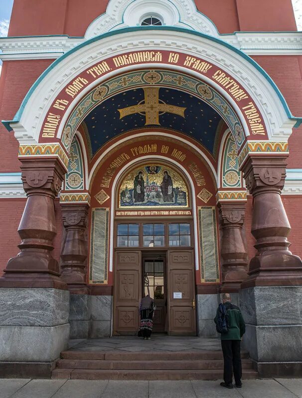 стрельчатая арка готического собора. аркатурный пояс успенского собора московского кремля. собор сантьяго де компостела фасад pratarías. стрельчатая арка в церкви клюни. ворота в готические храмы.