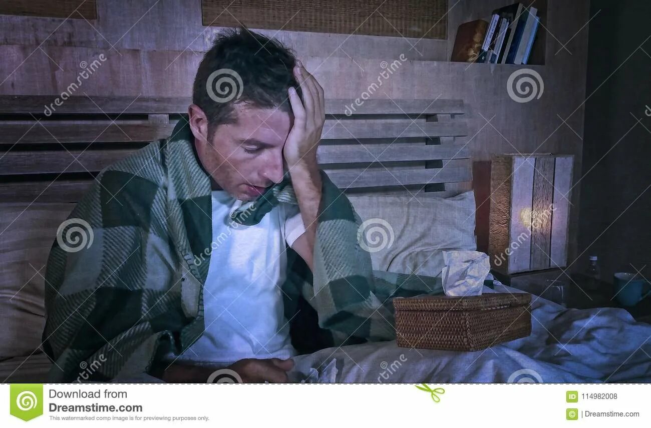 Человек в холодной комнате. Замерзший дом. Человек в холодной комнате. Сон зимой. Человек в холодной комнате.