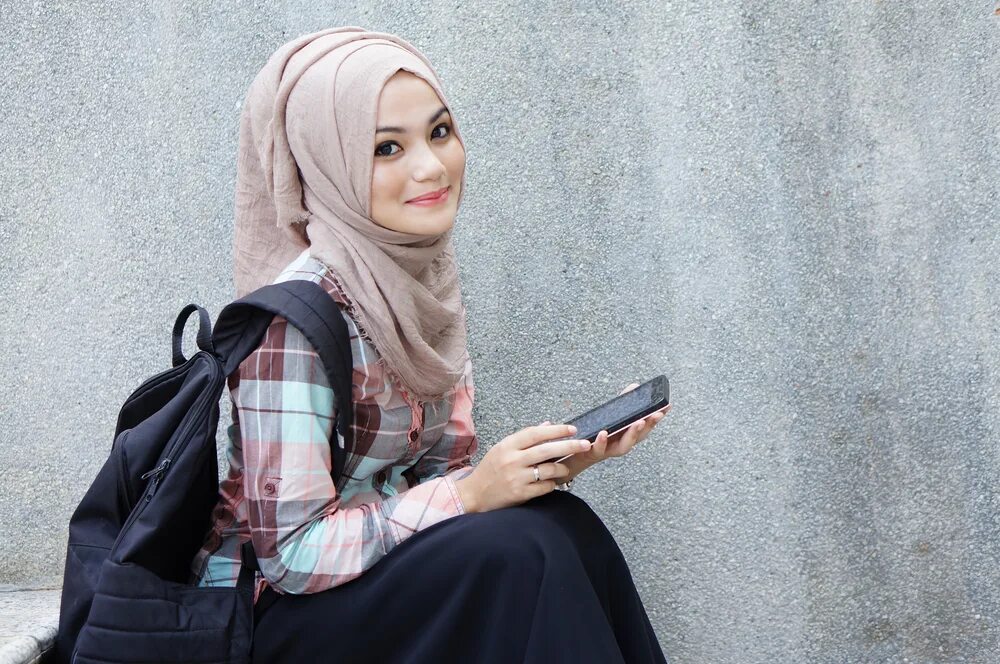 Хижобли кизлар. Исламские девушки. Мусульманские девушки фото. Мусульманка с телефоном. Мусилманка с телефонам.