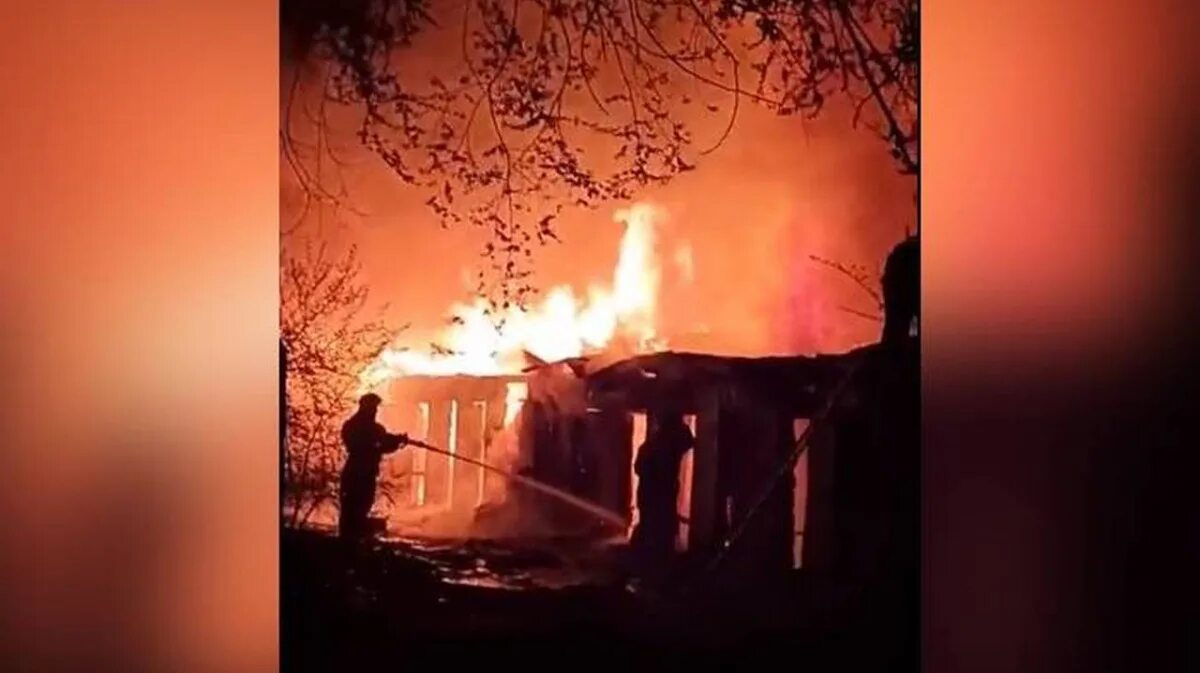 Что случилось в дом 4. Пожар в Стайках жилого дома. Пожар на Ленинградской Воронеж. Горящий сарай ночью. Пожар в Воронеже 1773.