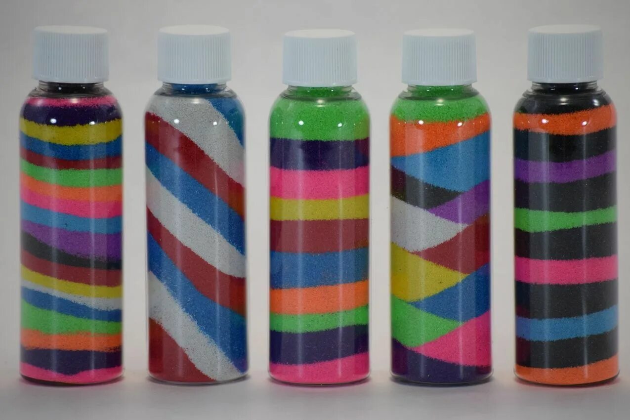 Цветные бутылочки. Баночки с цветным песком. Баночки с разноцветным песком. Бутылочки с цветным песком. Разноцветный песок в бутылке.