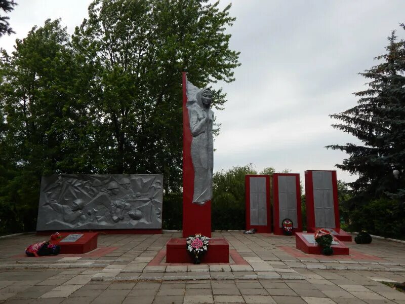 Беловский район село. Памятник Курская область Беловский район. Фатеж Курская область мемориал Братская могила. Курская область Беловский район село Озерки. Курская область Беловский район село пены.