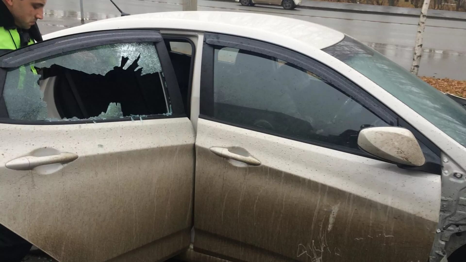Разбили окно машины. Разбитое стекло автомобиля. Разбивает стекло авто. Разбили стекло в машине. Машина с разбитым стеклом.