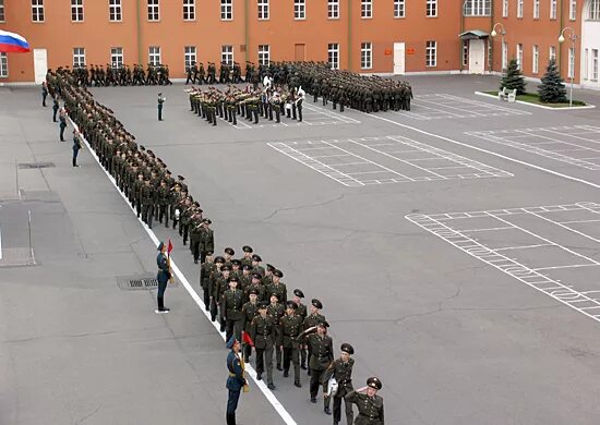 Под плацем. Платц военный. Плац в армии. Строевой плац. Плац воинской части.