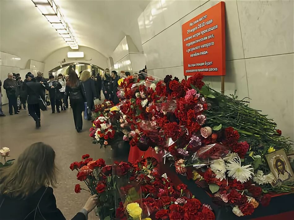 29.03 2010. Теракт в метро Лубянка и парк культуры. Теракт в Московском метро 2010 парк культуры. Взрывы в Московском метрополитене (2010).