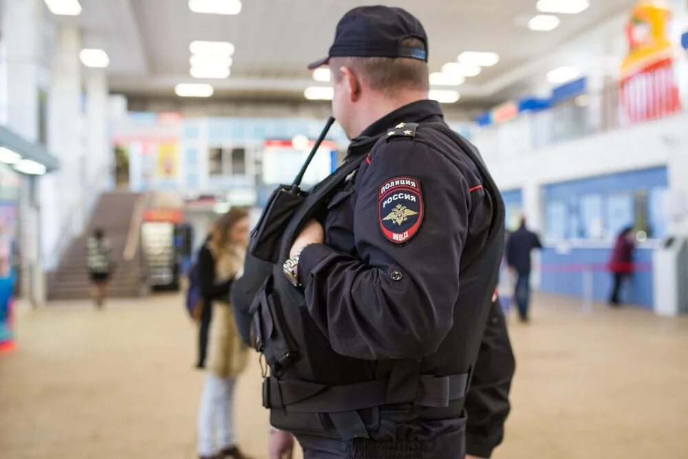 Под видом сотрудников полиции. Как работает полиция. полиция кемерово вокзал. полиция россии в бронежилетах на вокзале в ярославле. фото серьезного полиции.
