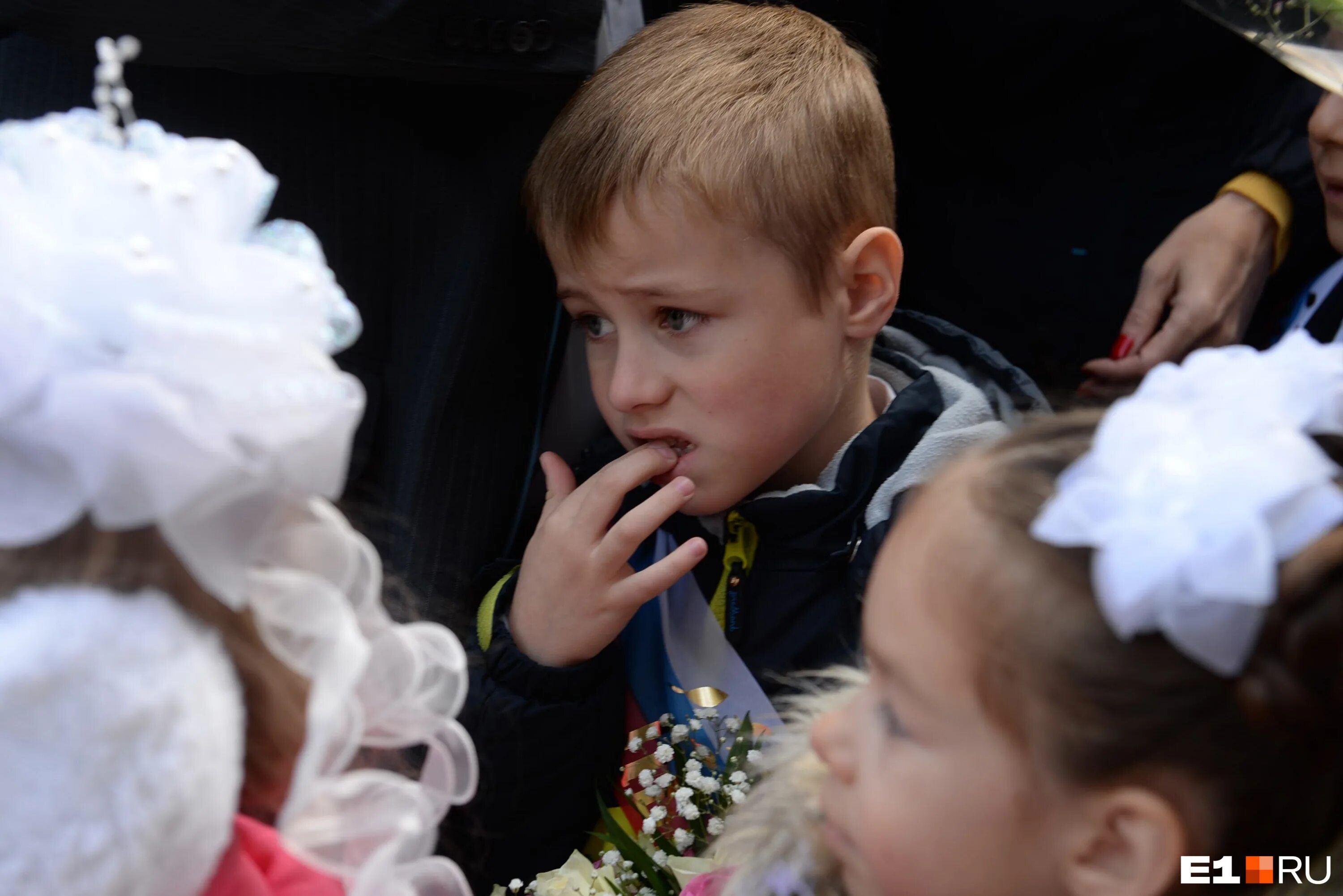 Зевающий мальчик на 1 сентября. Первоклашка трогательный. 1 Сентября первоклашки зевают. Первоклашки картинки. Первый класс слушать все