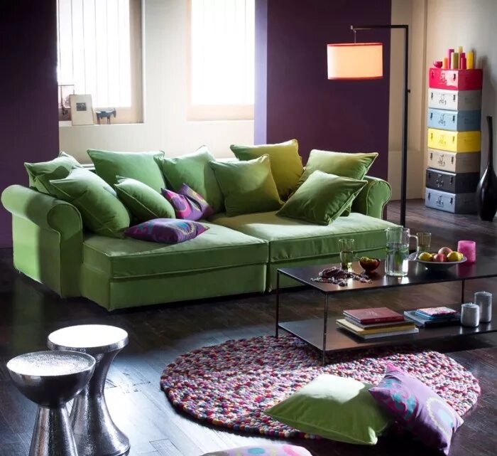 Цвет диванов в интерьере гостиной. Салатовый диван в интерьере. Зеленый диван в интерьере. Зеленый диван с подушками. Диван в интерьере гостиной.