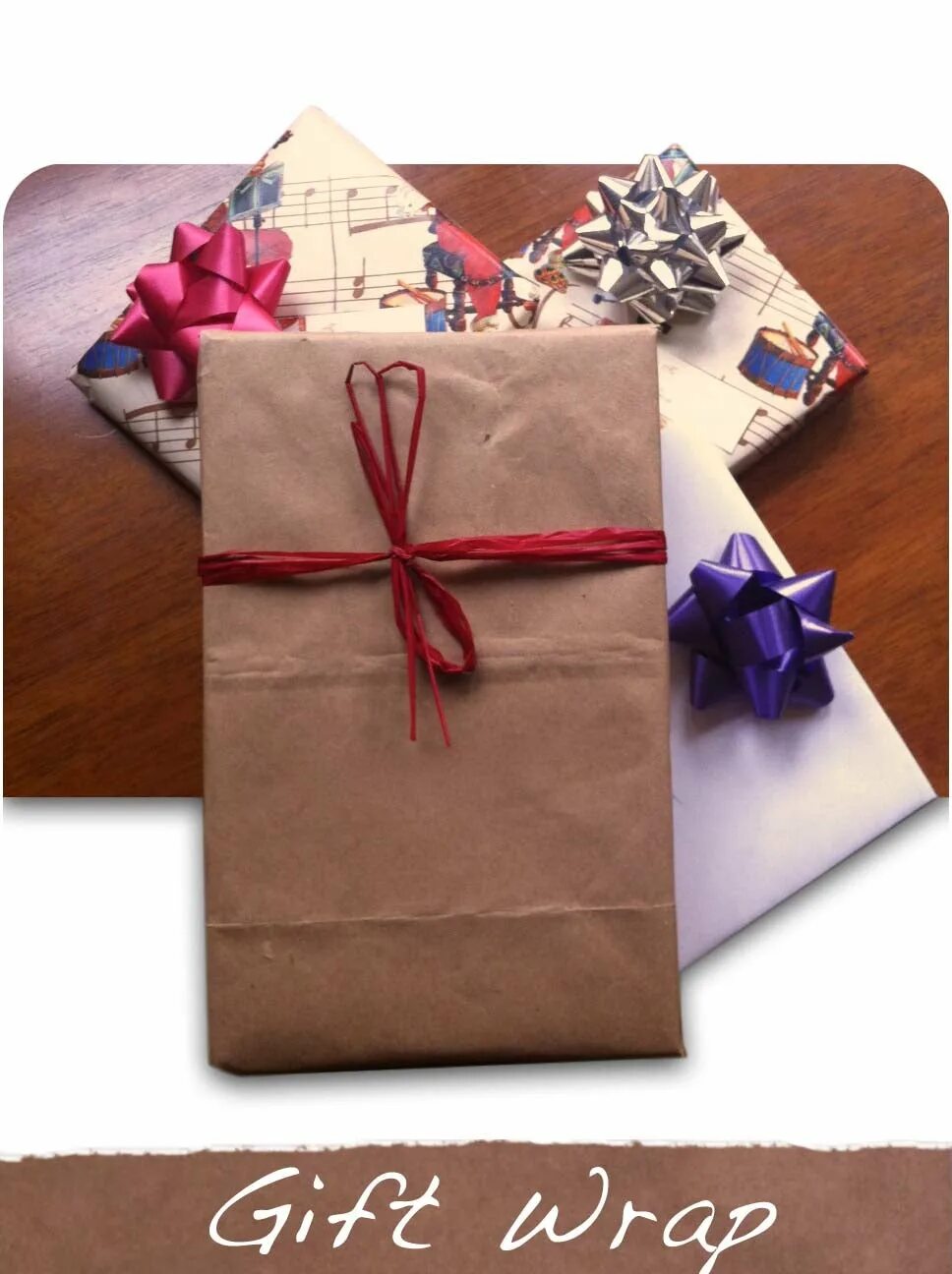 Завернуть прямоугольный подарок. Бумага для упаковки подарков. Упаковка подарков в упаковочную бумагу. Упаковка подарка прямоугольной формы. Упаковка квадратного подарка.