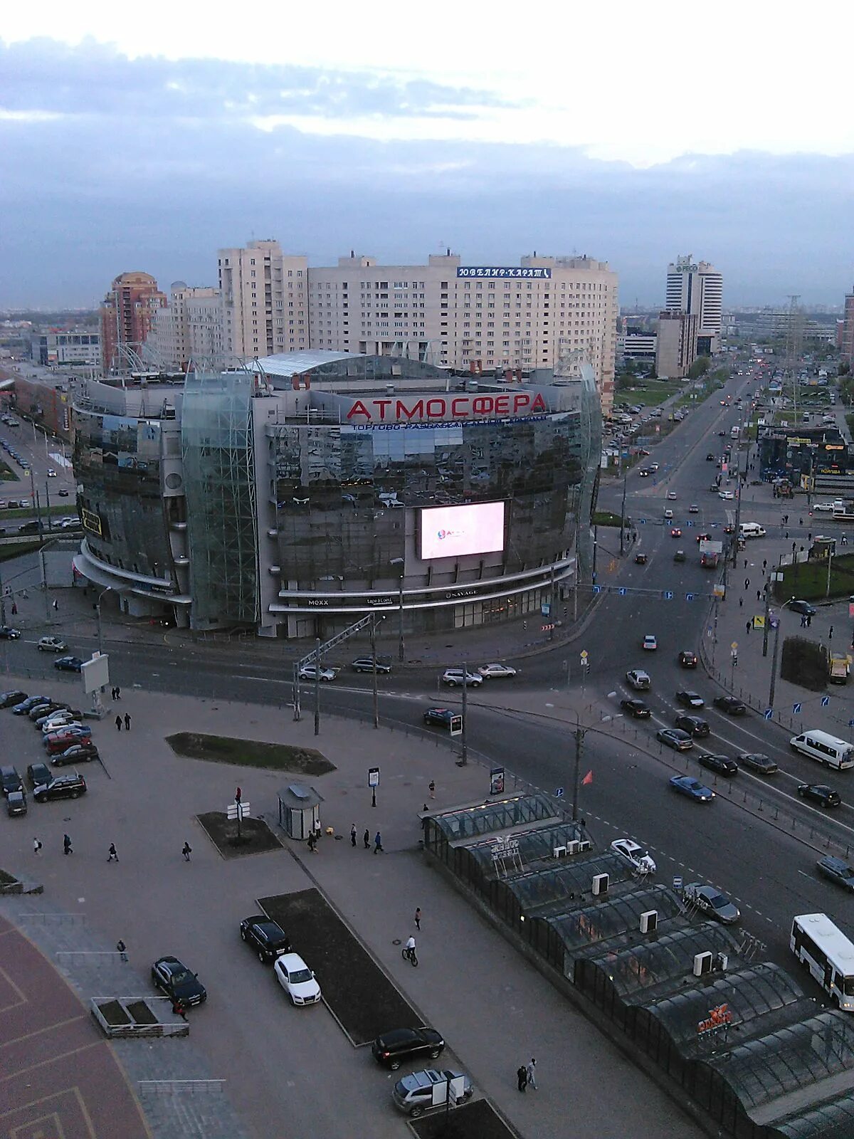 Фото на комендантском. Питер Комендантский проспект. Приморский район Комендантский проспект. Метро Комендантский проспект Санкт-Петербург. Комендантский проспект метро атмосфера.